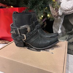 Lane black boots size 9 — HWY 237 Junk Gypsy